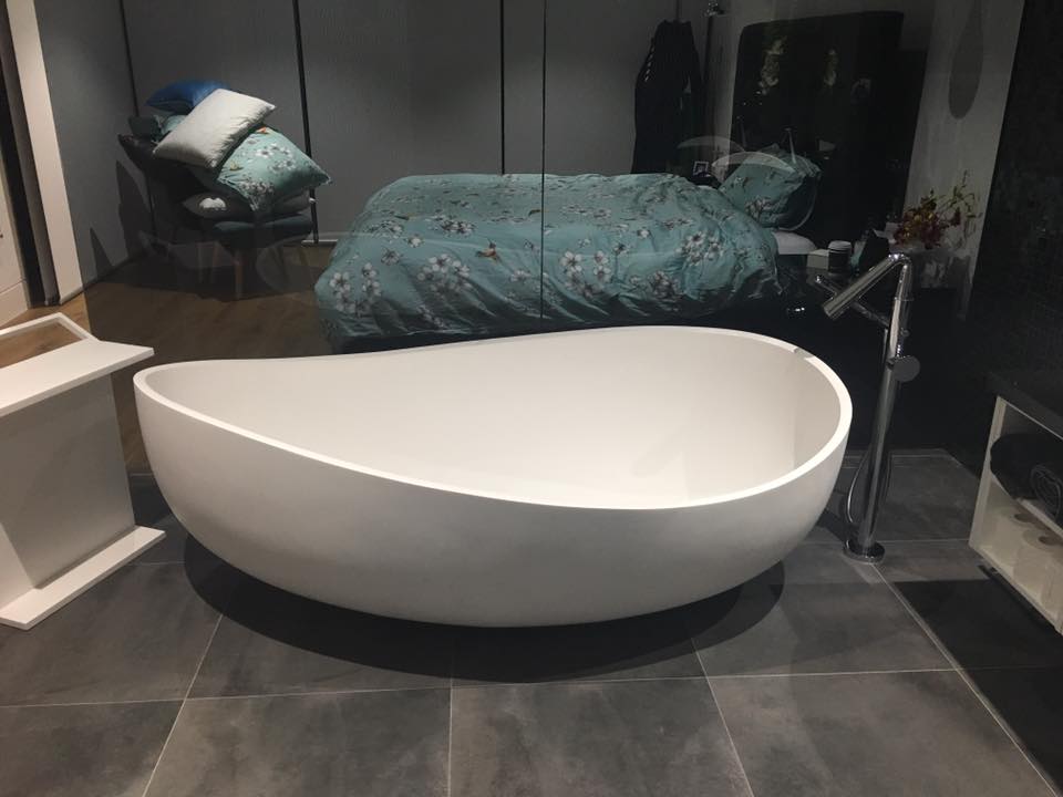Pietra Bianca Onda Freestanding Bath