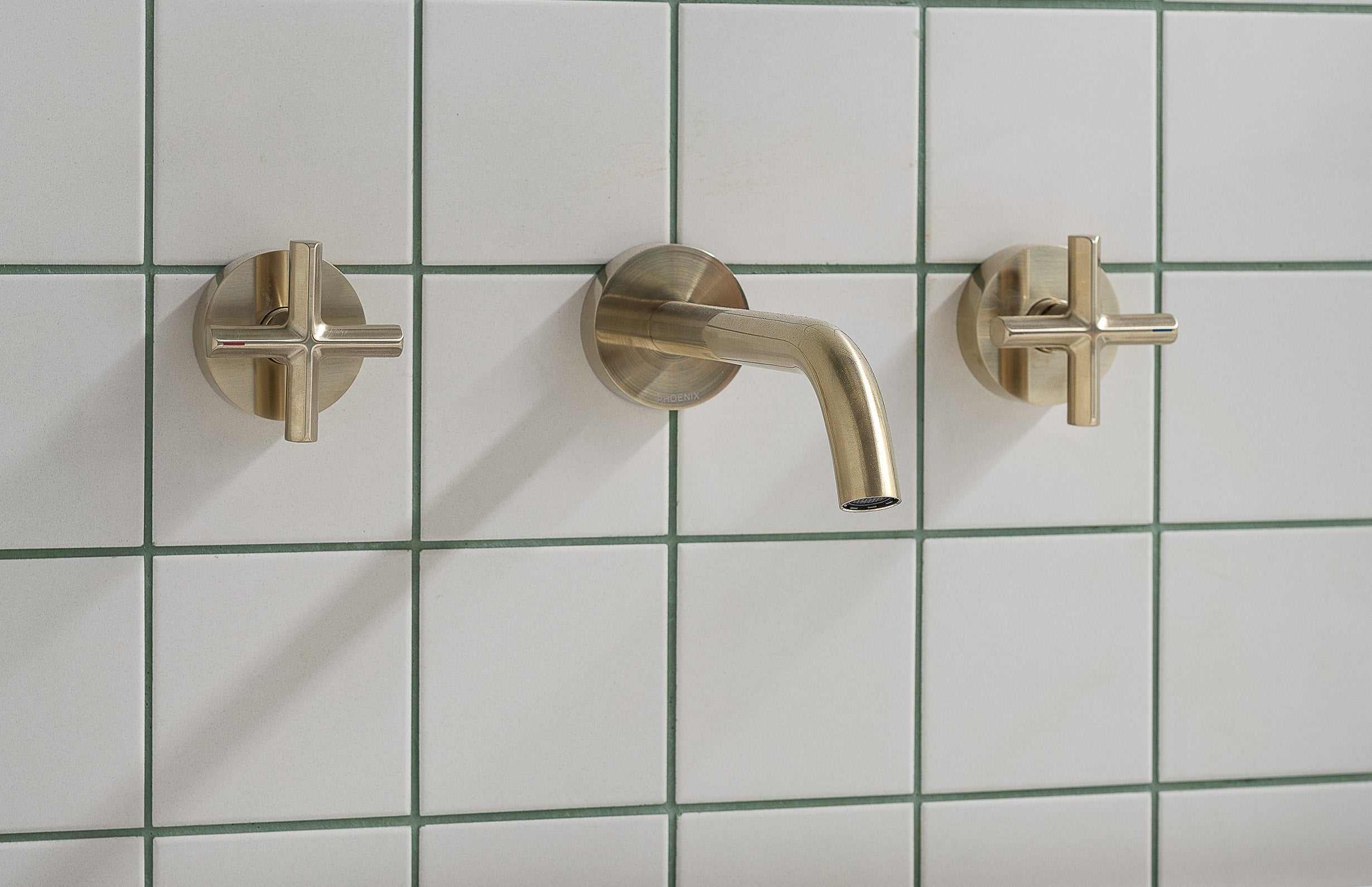 Phoenix Vivid Slimline Plus Wall Basin/Bath Outlet 180mm - Brushed Gold