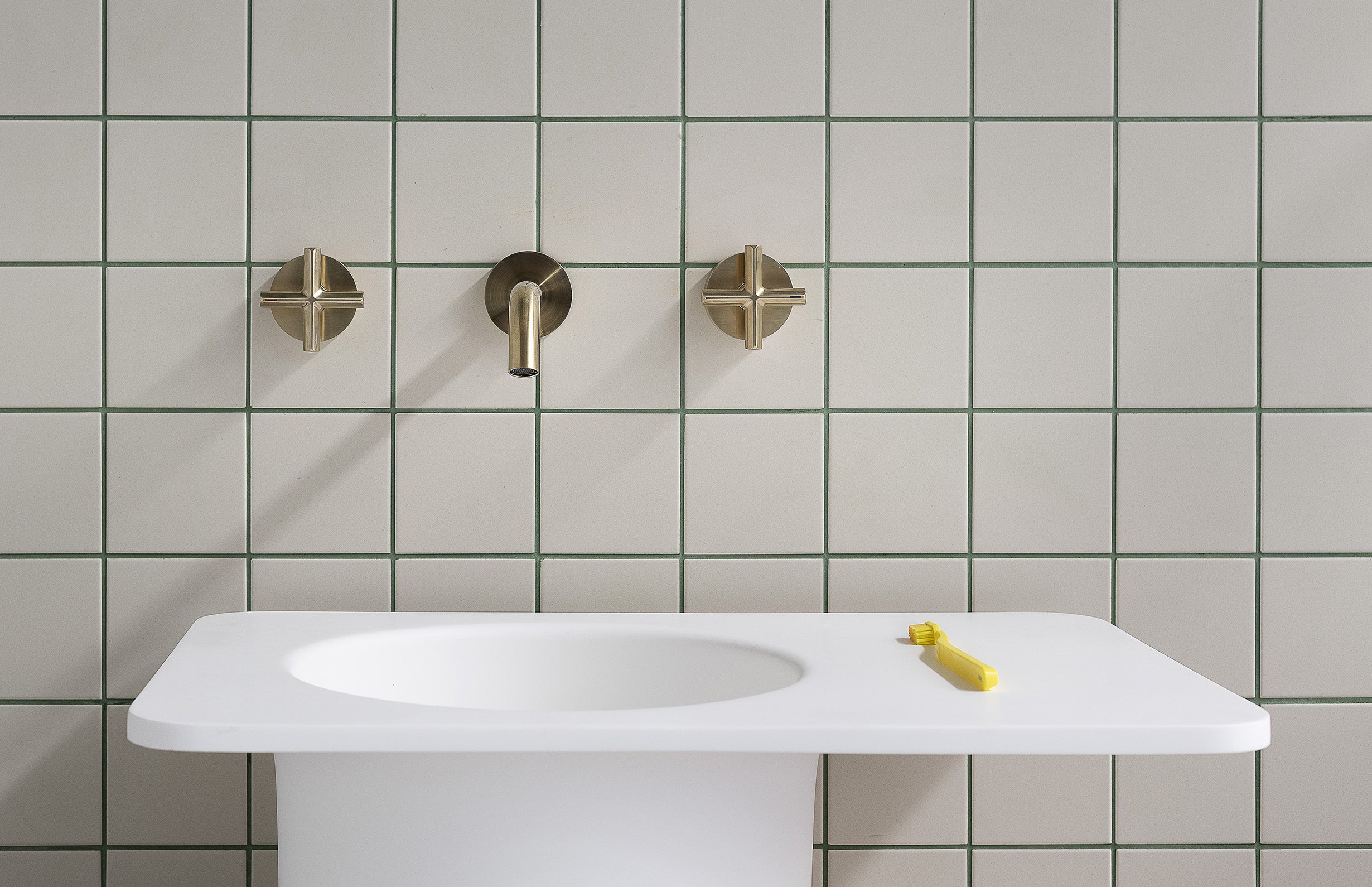 Phoenix Vivid Slimline Plus Wall Basin/Bath Outlet 180mm - Brushed Gold